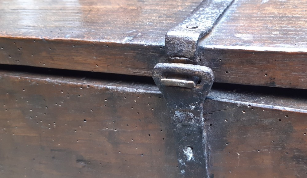 Elm plank coffer 17th century detachable top View IV