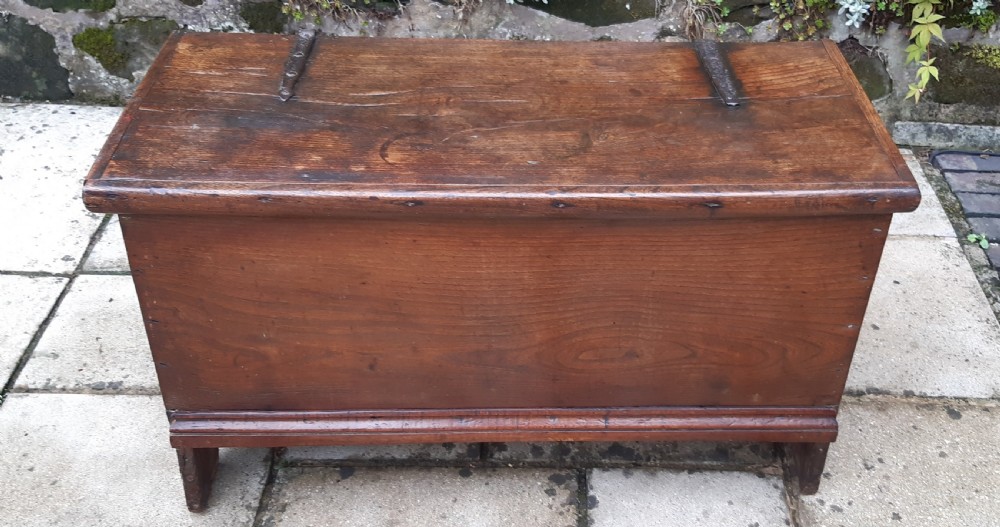 Elm plank coffer 17th century detachable top View VIII
