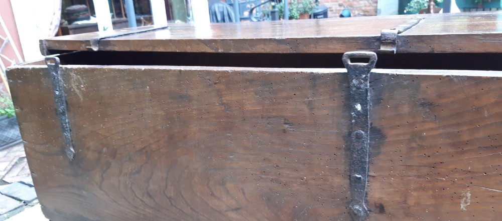 Elm plank coffer 17th century detachable top View X