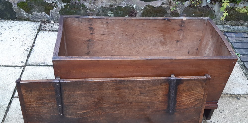 Elm plank coffer 17th century detachable top View XII