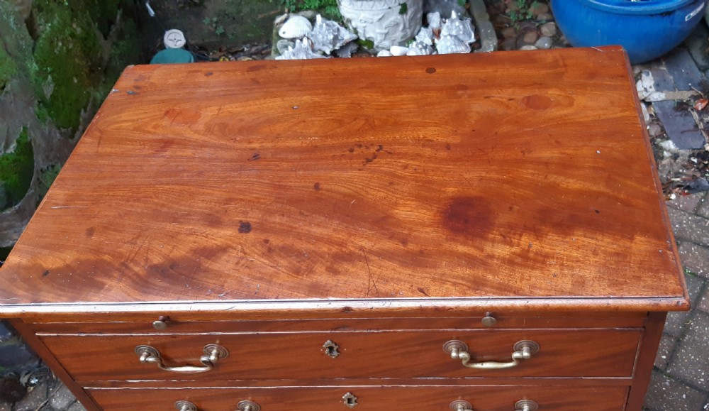 Small Georgian  mahogany chest of drawers View V
