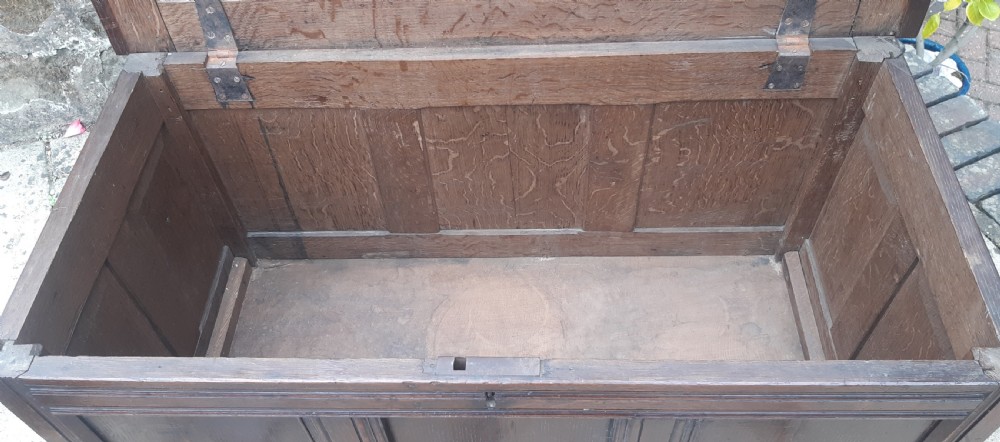 Oak coffer View VIII