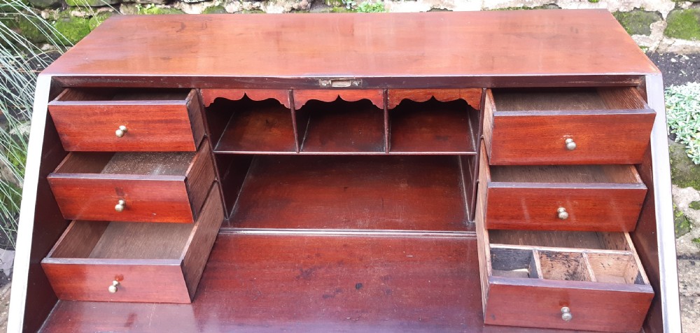 Small Georgian 18th century bureau  mahogany  View VI