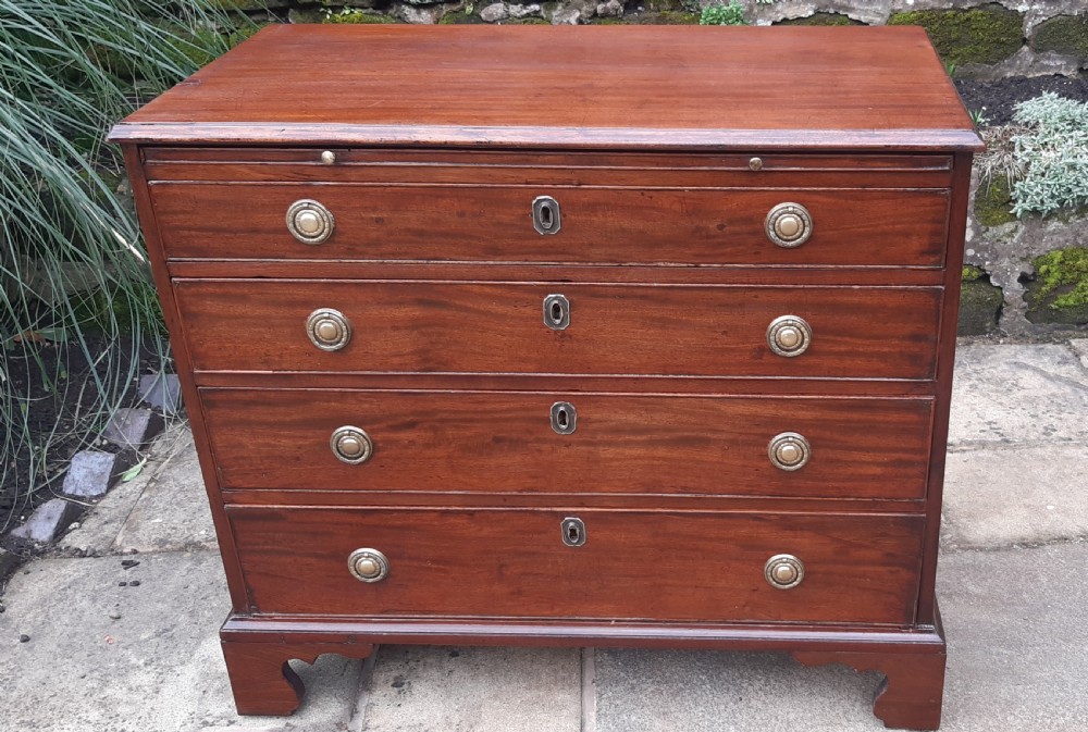 Lovely Georgian chest of drawers mahogany 