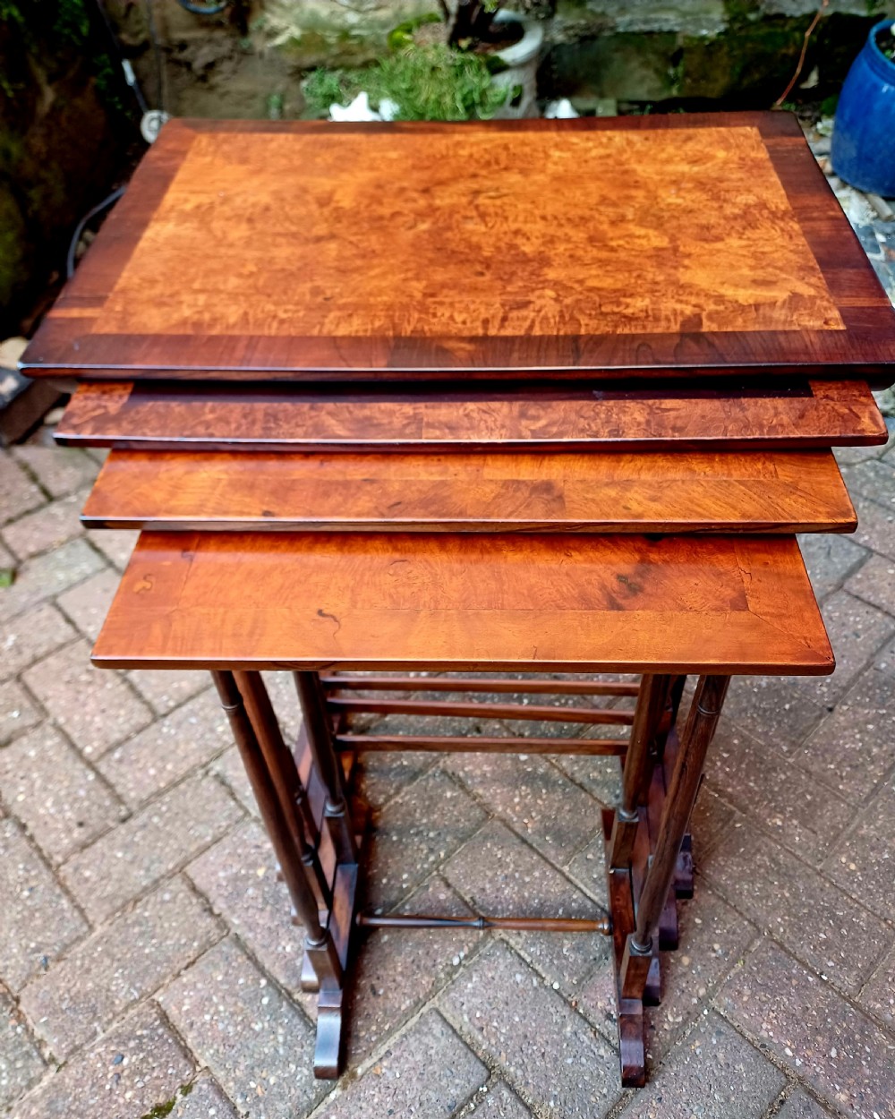 Nest of 4 tables rosewood, amboyna 