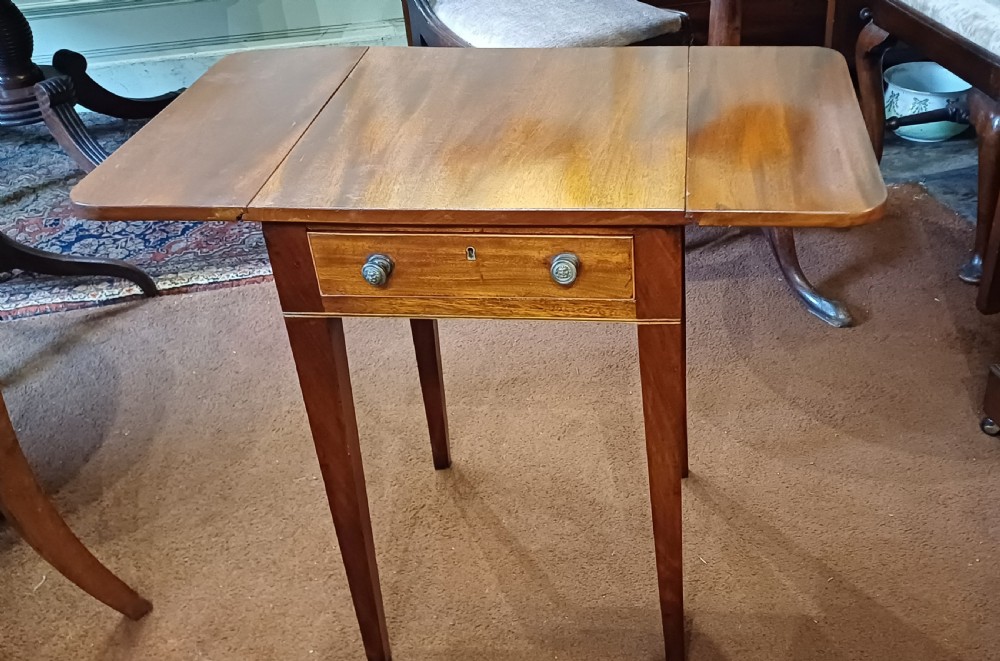 Small pembroke lamp drop leaf side table Georgian  View V
