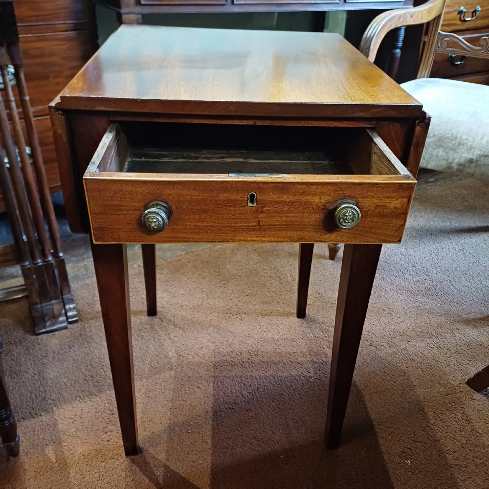Small pembroke lamp drop leaf side table Georgian  View VII