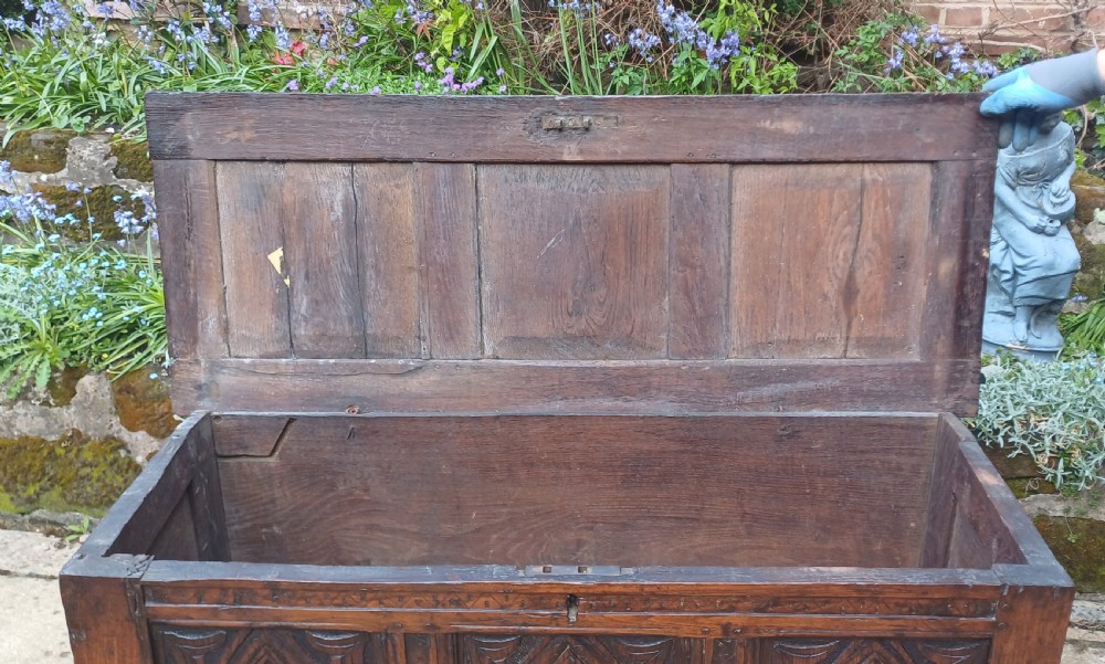 17th century oak coffer  View IV