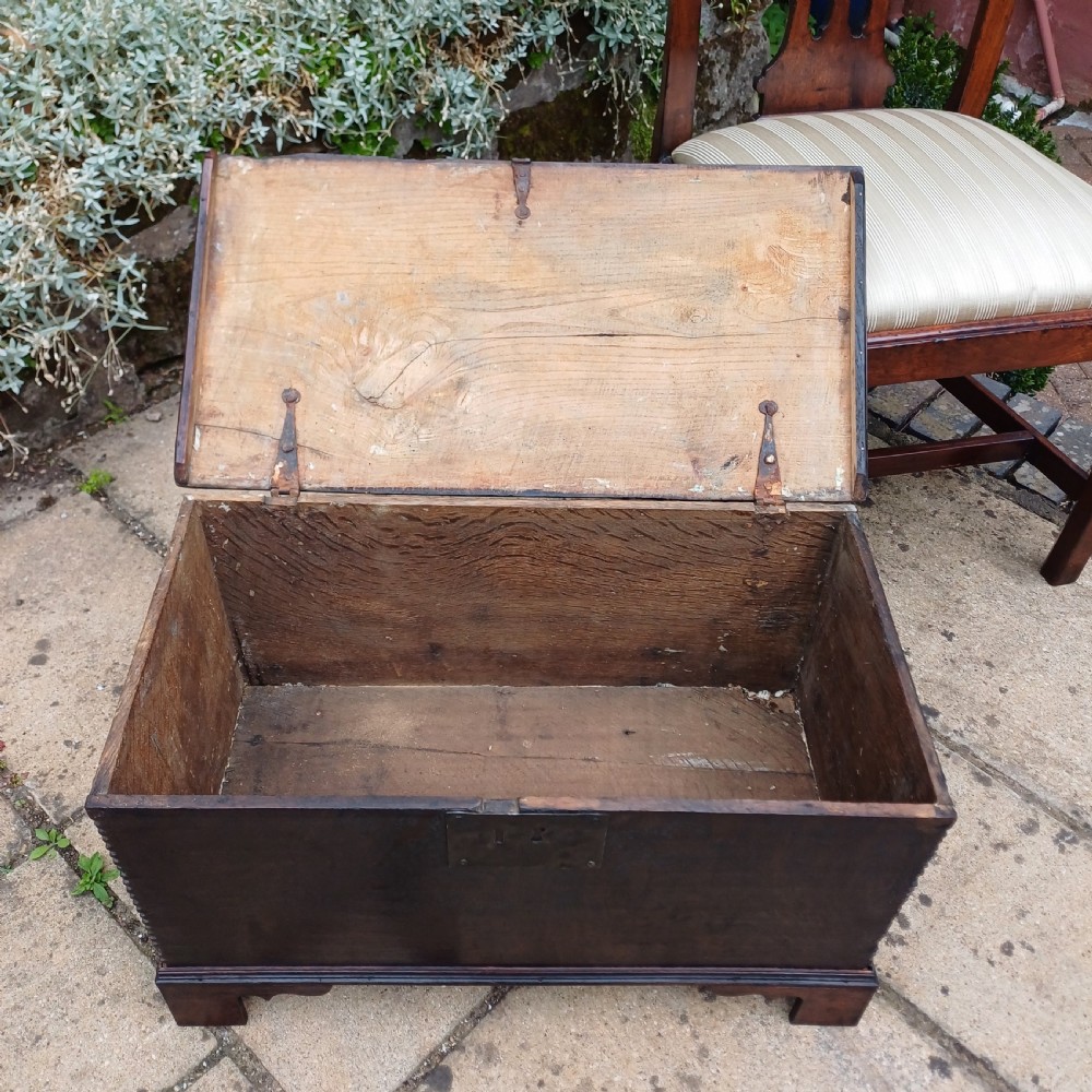 Very small oak coffer 17th century  View IV