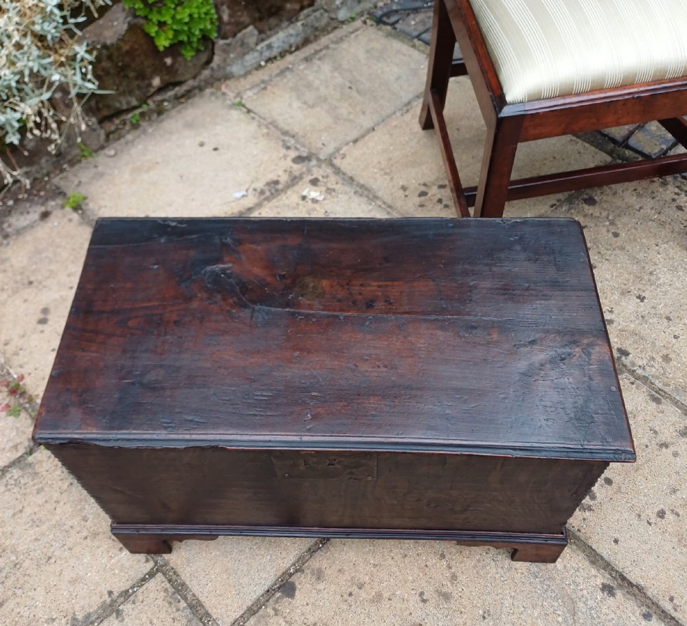 Very small oak coffer 17th century  View V