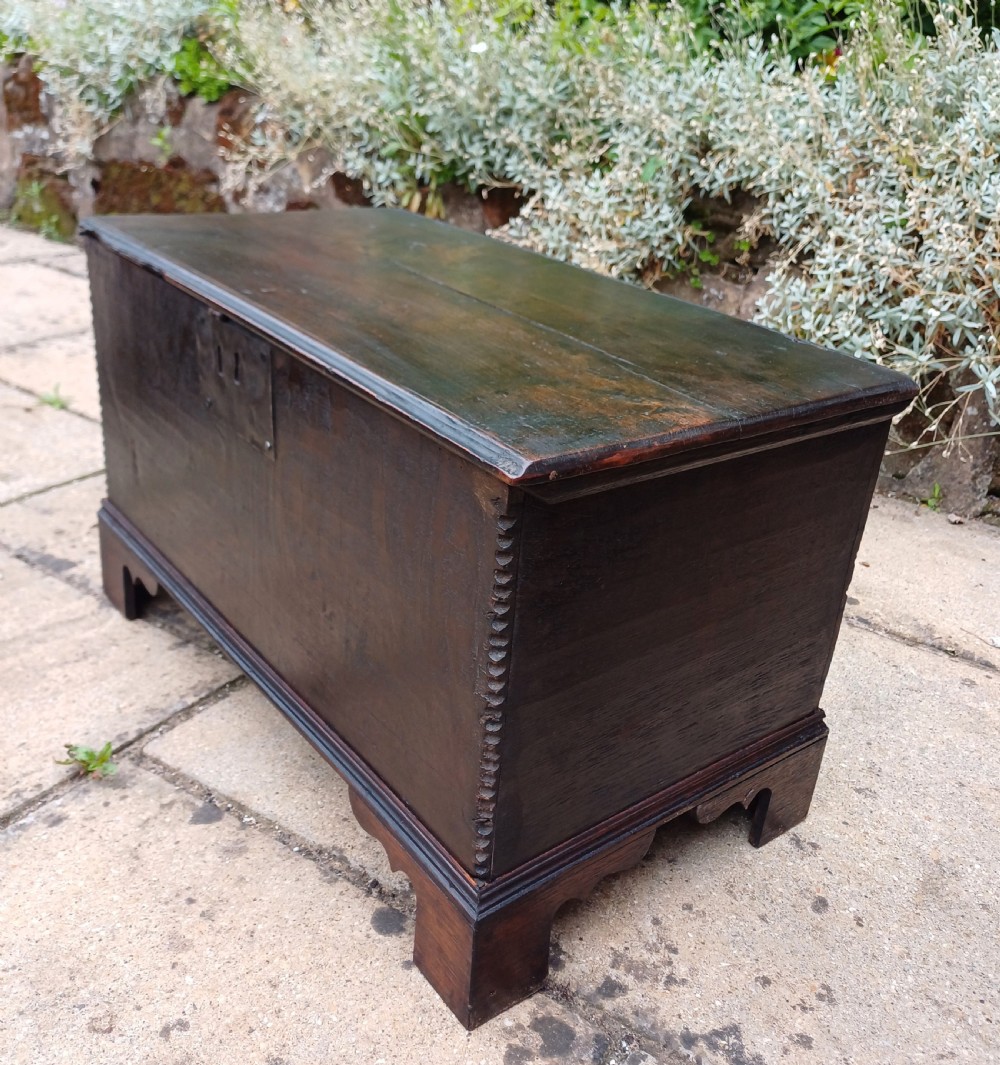Very small oak coffer 17th century  View VI