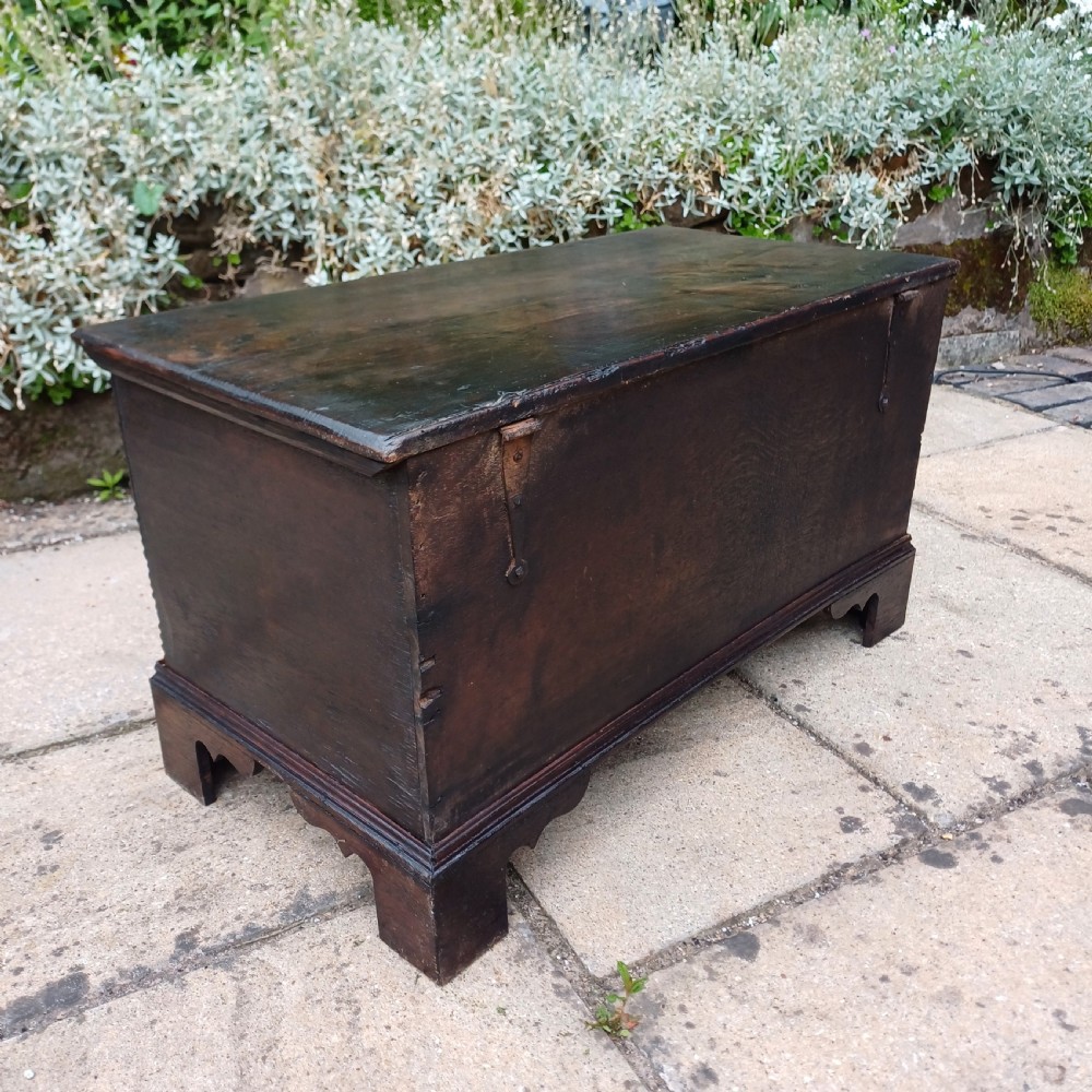 Very small oak coffer 17th century  View VII