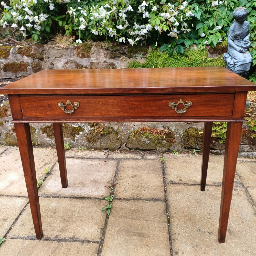 Elegant Georgian mahogany side table or hall table