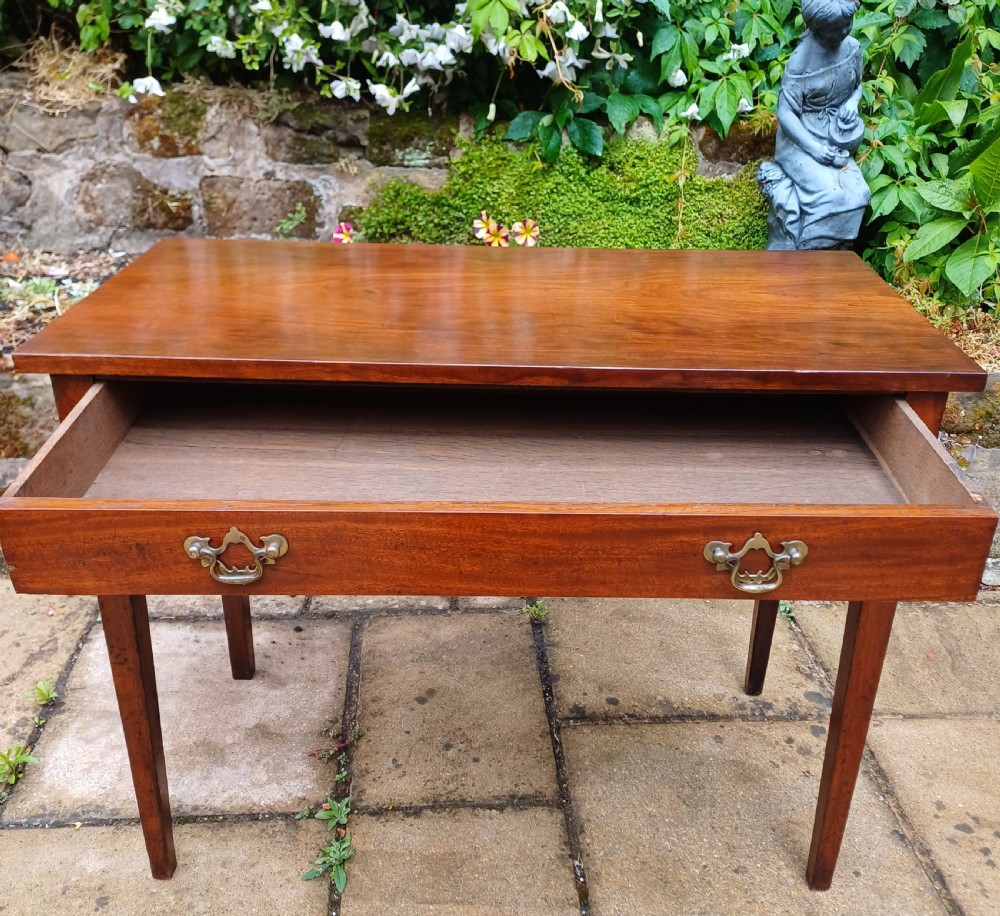 Elegant Georgian mahogany side table or hall table View V