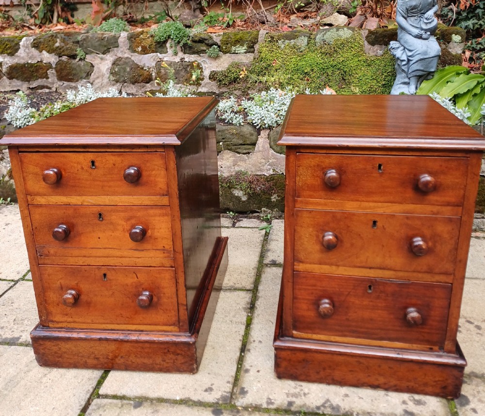 Pair bedside tables drawers View II