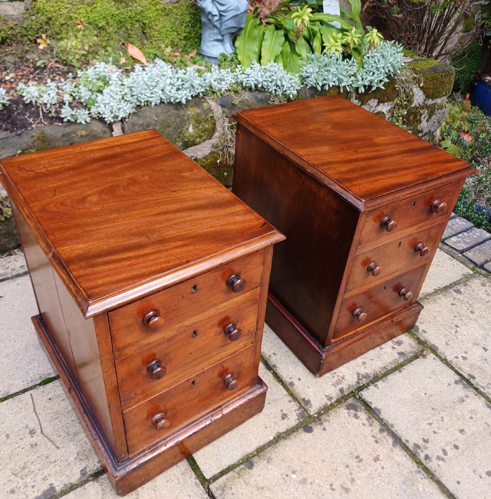 Pair bedside tables drawers View III