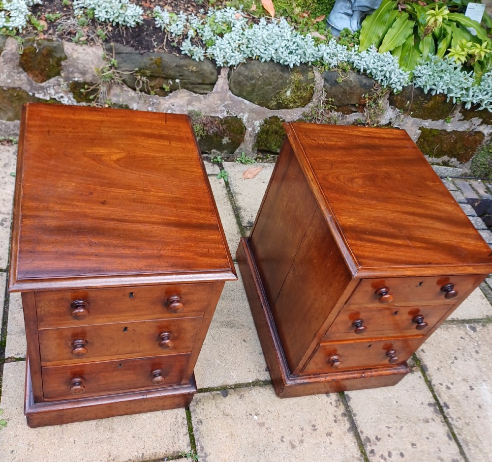 Pair bedside tables drawers View V