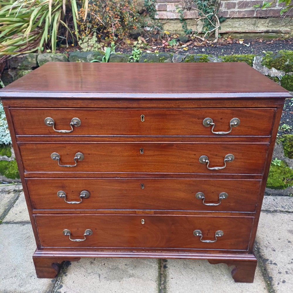Small Georgian Mahogany chest of drawers 