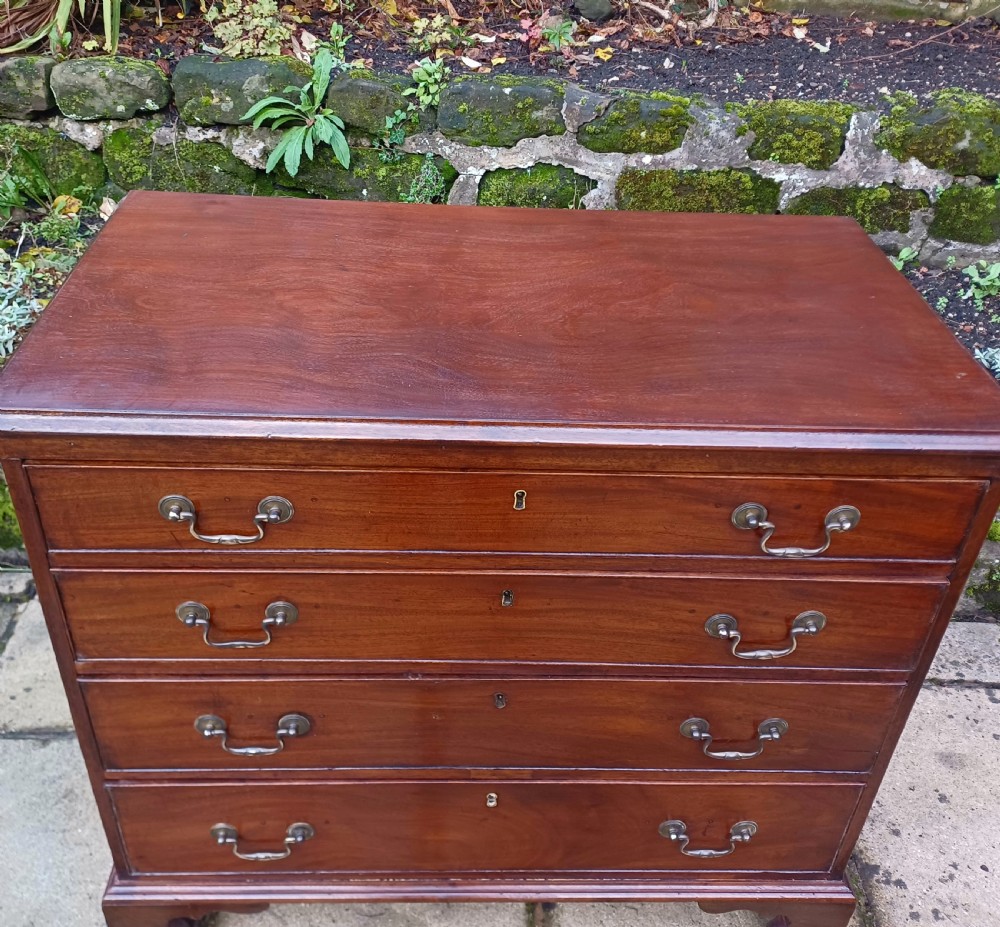 Small Georgian Mahogany chest of drawers  View V