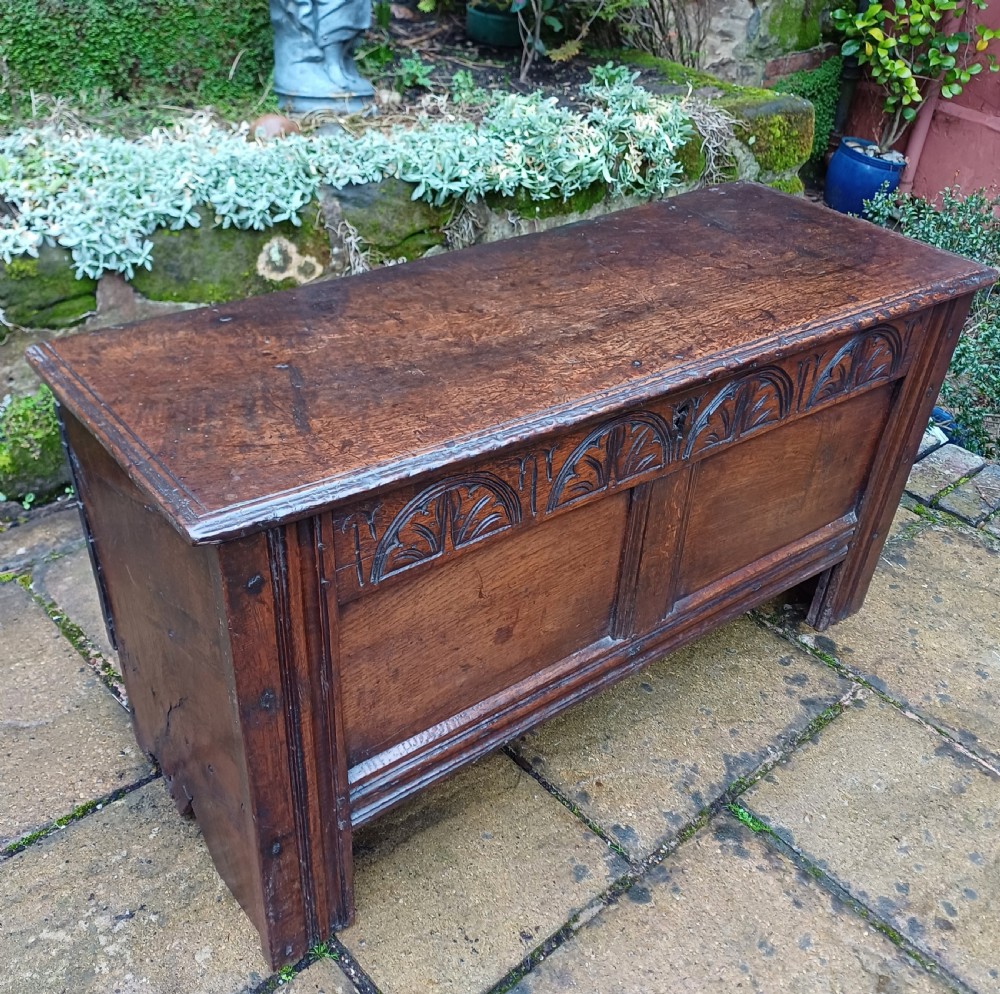 Small 17th century oak coffer  View III