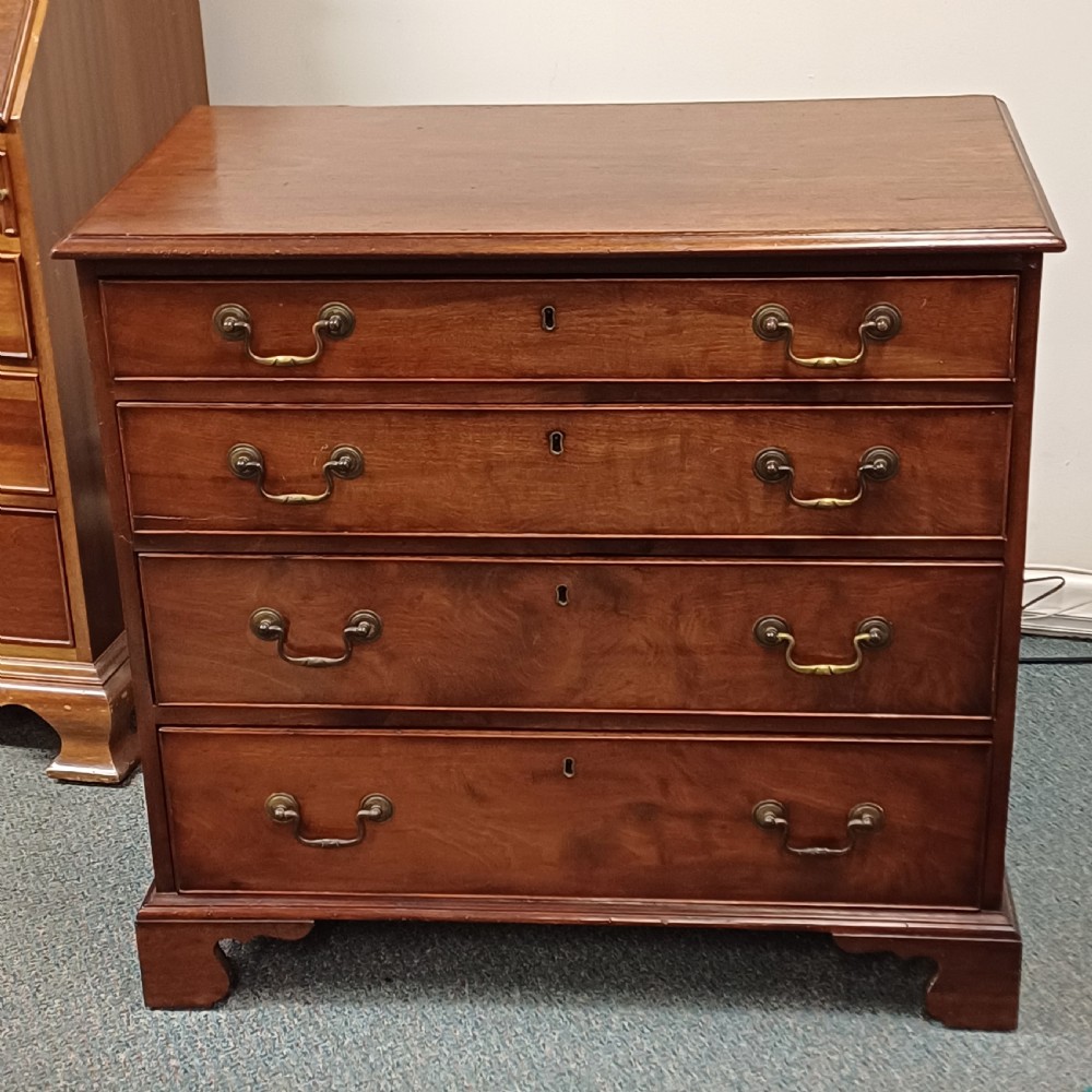 Small Georgian mahogany chest of drawers 