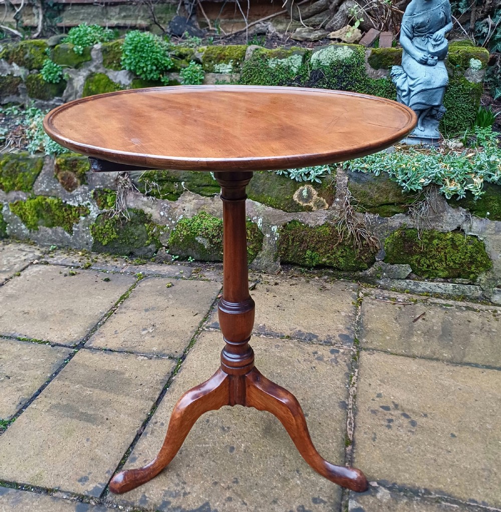 Elegant small tripod tray top mahogany 