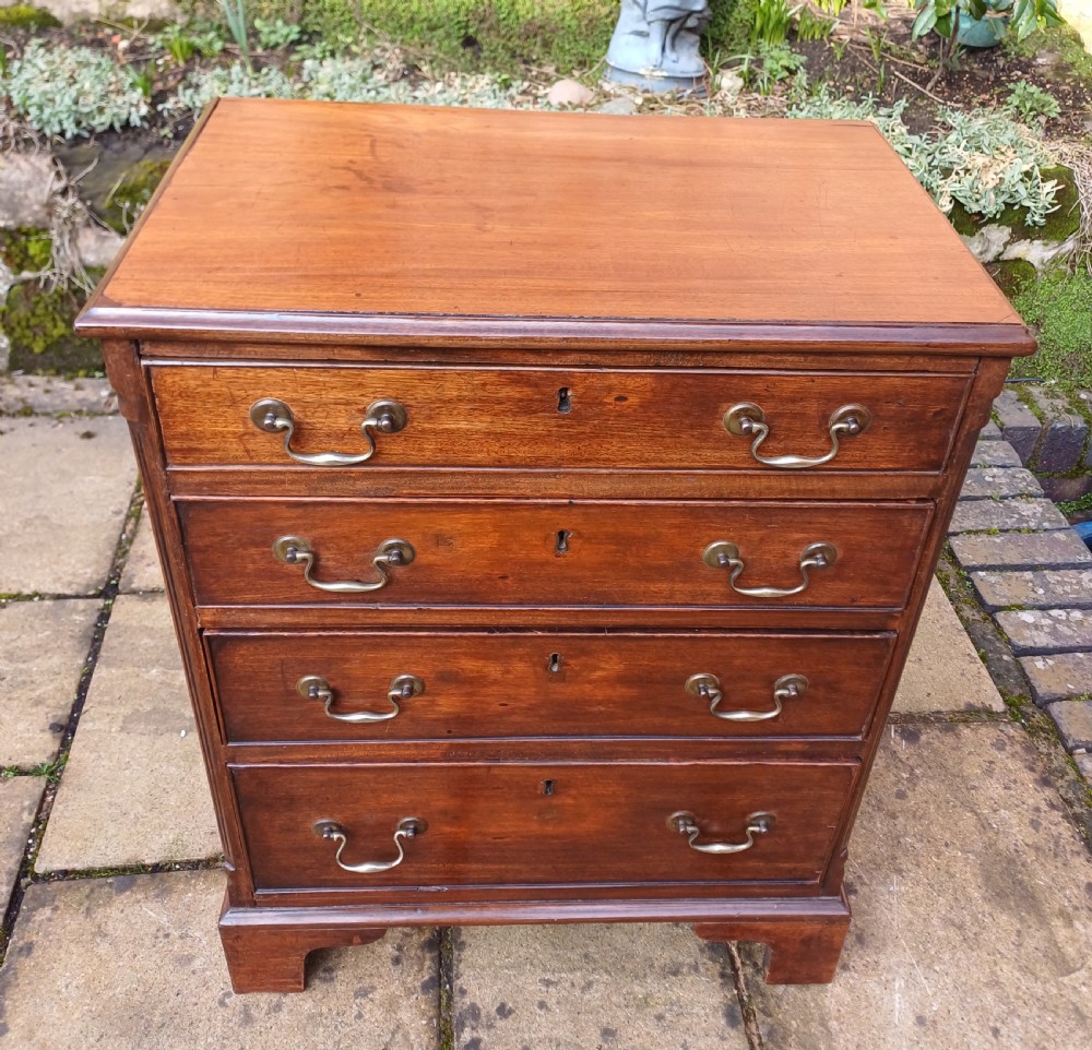 A very small mahogany chest of drawers View III