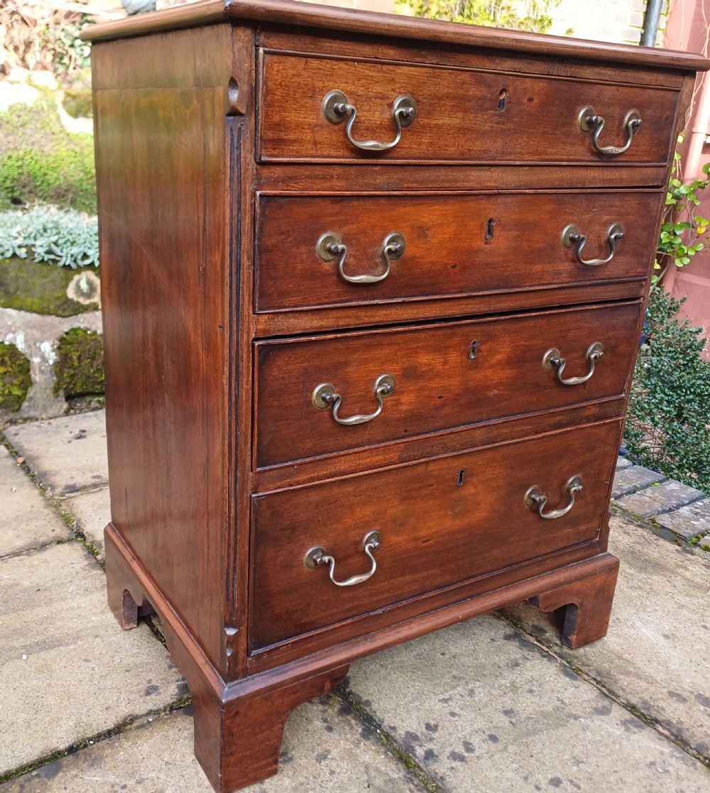 A very small mahogany chest of drawers View IV