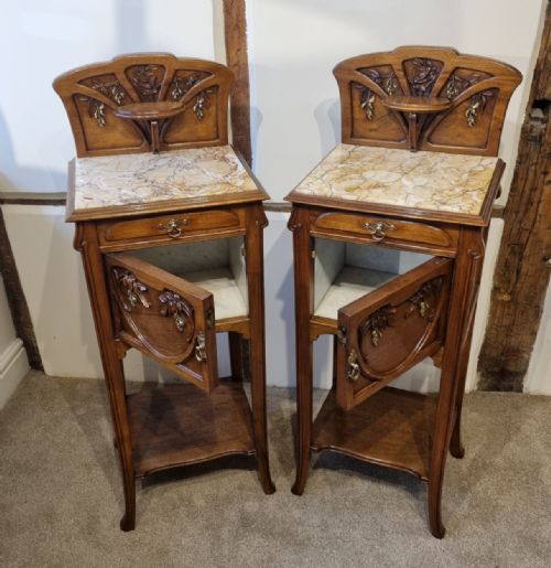 A FINE PAIR OF FRENCH WALNUT BEDSIDE CABINETS IN THE MANNER OF LOUIS MAJORELLE - ADDITIONAL PHOTO 2