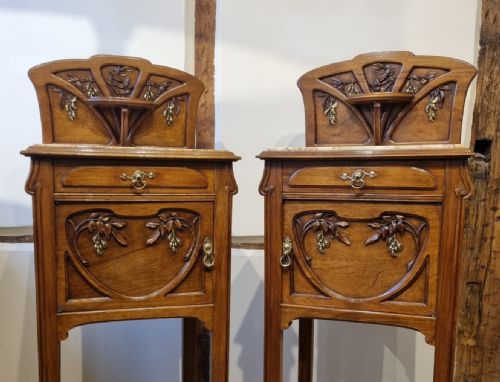 A FINE PAIR OF FRENCH WALNUT BEDSIDE CABINETS IN THE MANNER OF LOUIS MAJORELLE - ADDITIONAL PHOTO 3