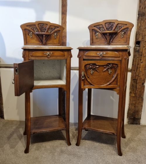 A FINE PAIR OF FRENCH WALNUT BEDSIDE CABINETS IN THE MANNER OF LOUIS MAJORELLE - ADDITIONAL PHOTO 4
