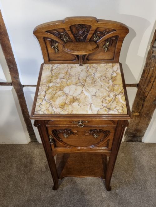 A FINE PAIR OF FRENCH WALNUT BEDSIDE CABINETS IN THE MANNER OF LOUIS MAJORELLE - ADDITIONAL PHOTO 5