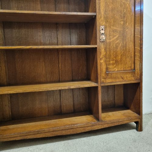 AN ANTIQUE ARTS CRAFTS STYLE OAK BOOKCASE - ADDITIONAL PHOTO 3