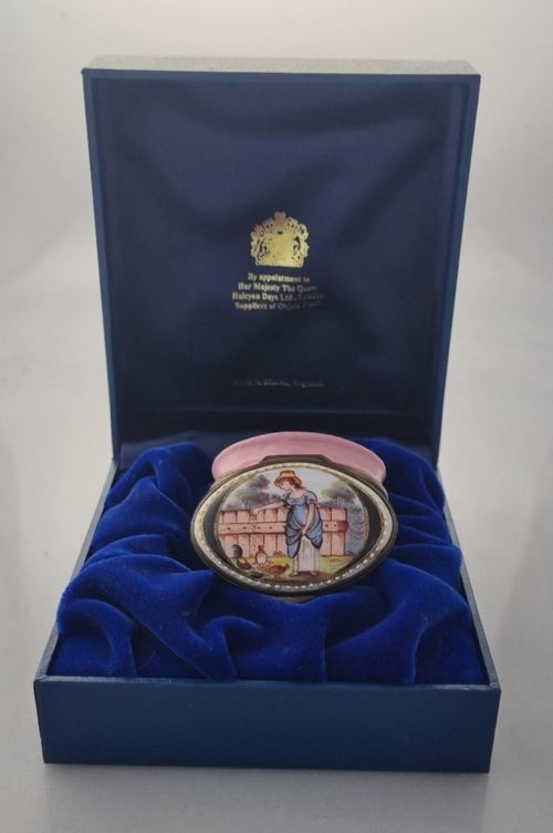LATE 18TH CENTURY BILSTON NAVETTESHAPED ENAMELLED PATCH BOX - ADDITIONAL PHOTO 1