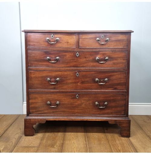 A FINE GEORGE III MAHOGANY CHEST OF DRAWERS