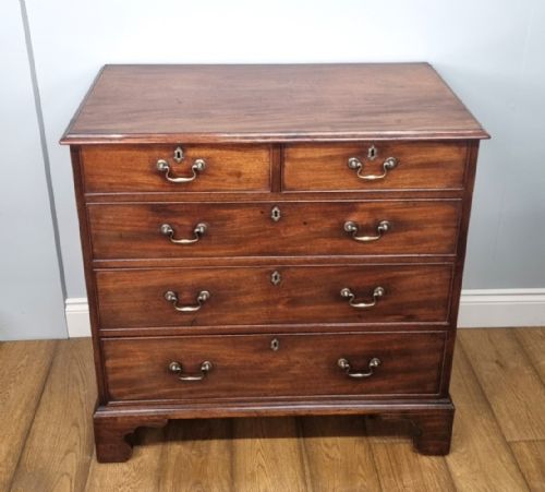 A FINE GEORGE III MAHOGANY CHEST OF DRAWERS - ADDITIONAL PHOTO 1