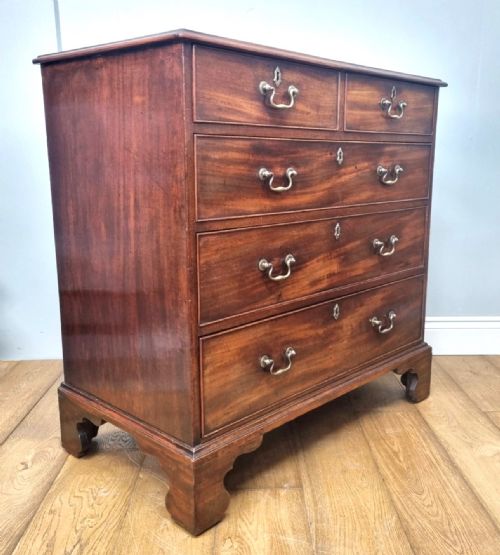 A FINE GEORGE III MAHOGANY CHEST OF DRAWERS - ADDITIONAL PHOTO 2