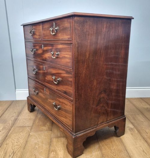 A FINE GEORGE III MAHOGANY CHEST OF DRAWERS - ADDITIONAL PHOTO 3