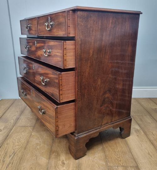 A FINE GEORGE III MAHOGANY CHEST OF DRAWERS - ADDITIONAL PHOTO 5