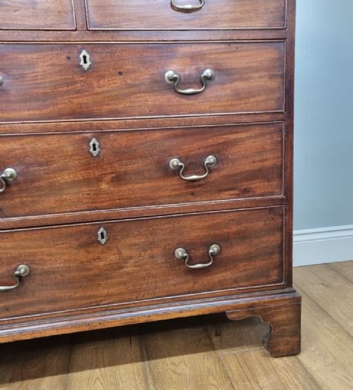A FINE GEORGE III MAHOGANY CHEST OF DRAWERS - ADDITIONAL PHOTO 7
