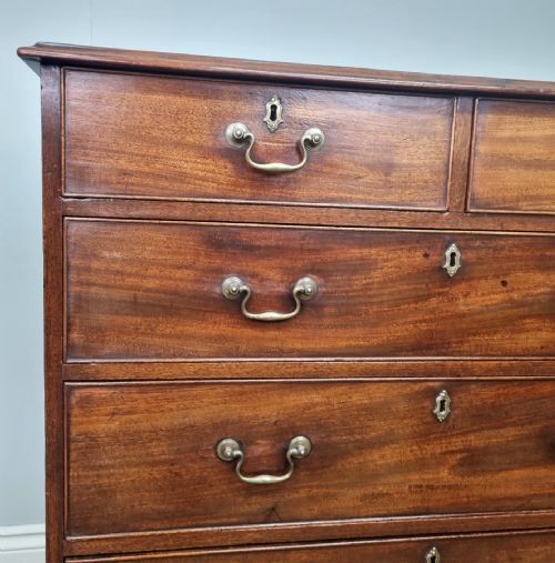 A FINE GEORGE III MAHOGANY CHEST OF DRAWERS - ADDITIONAL PHOTO 9