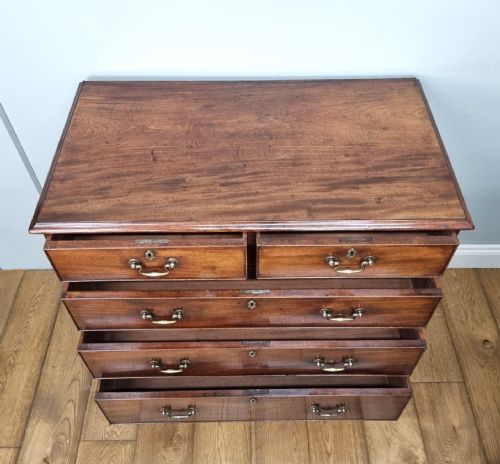 A FINE GEORGE III MAHOGANY CHEST OF DRAWERS - ADDITIONAL PHOTO 10