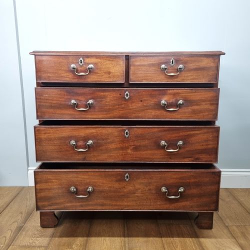 A FINE GEORGE III MAHOGANY CHEST OF DRAWERS - ADDITIONAL PHOTO 11