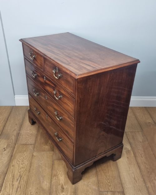 A FINE GEORGE III MAHOGANY CHEST OF DRAWERS - ADDITIONAL PHOTO 12