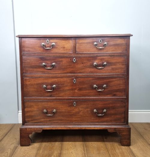 A FINE GEORGE III MAHOGANY CHEST OF DRAWERS - ADDITIONAL PHOTO 14