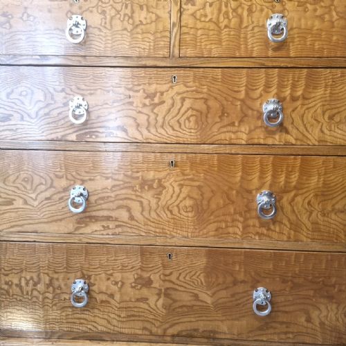 A FINE ANTIQUE HUNGARIAN ASH CHEST OF DRAWERS - ADDITIONAL PHOTO 5