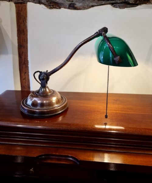 AN ANTIQUE BANKERS LAMP IN GOOD ORIGINAL CONDITION - ADDITIONAL PHOTO 3
