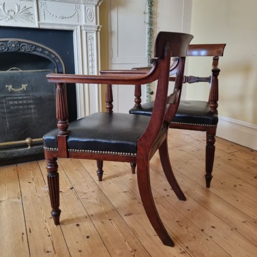 FINE PAIR OF LEATHER UPHOLSTERED 1830S MAHOGANY CARVER CHAIRS - ADDITIONAL PHOTO 1