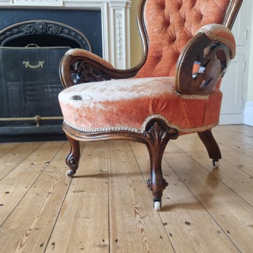 A FINE VICTORIAN WALNUT SHOW FRAME ARMCHAIR IN NEED OF REUPHOLSTERY - ADDITIONAL PHOTO 6