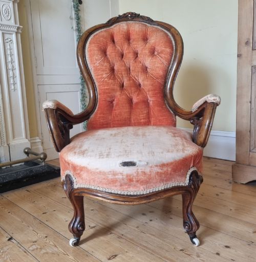 A FINE VICTORIAN WALNUT SHOW FRAME ARMCHAIR IN NEED OF REUPHOLSTERY - ADDITIONAL PHOTO 7